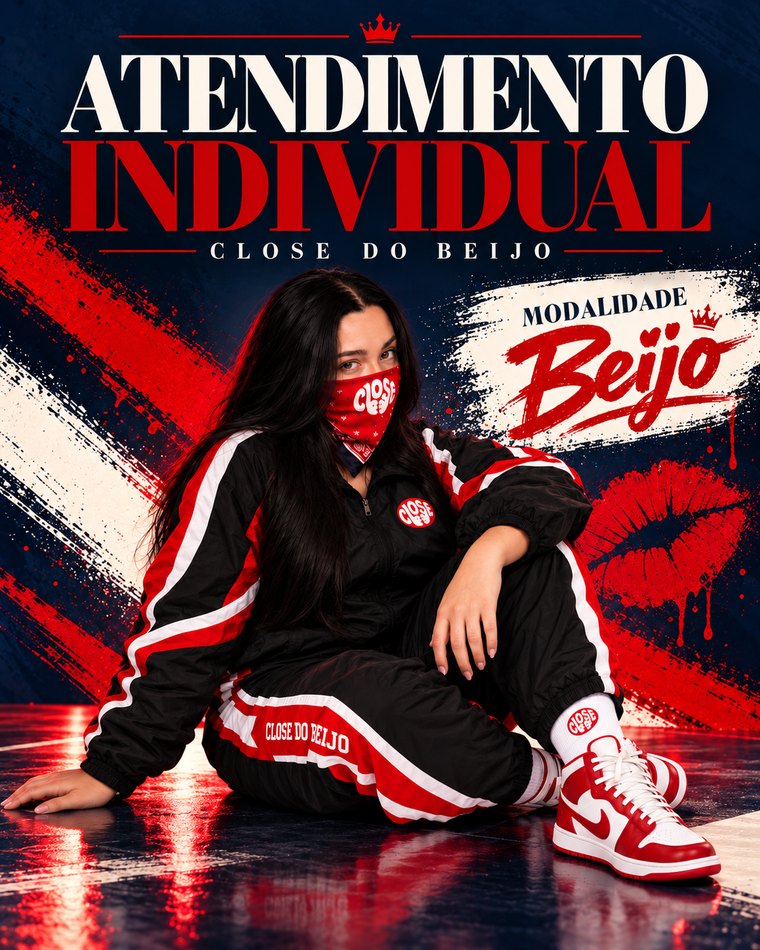 Jovem com camisa azul-marinho e bandana vermelha da Close do Beijo